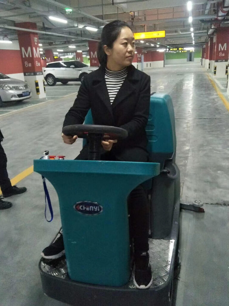 CY Compact Rider Scrubber DC530 (2)