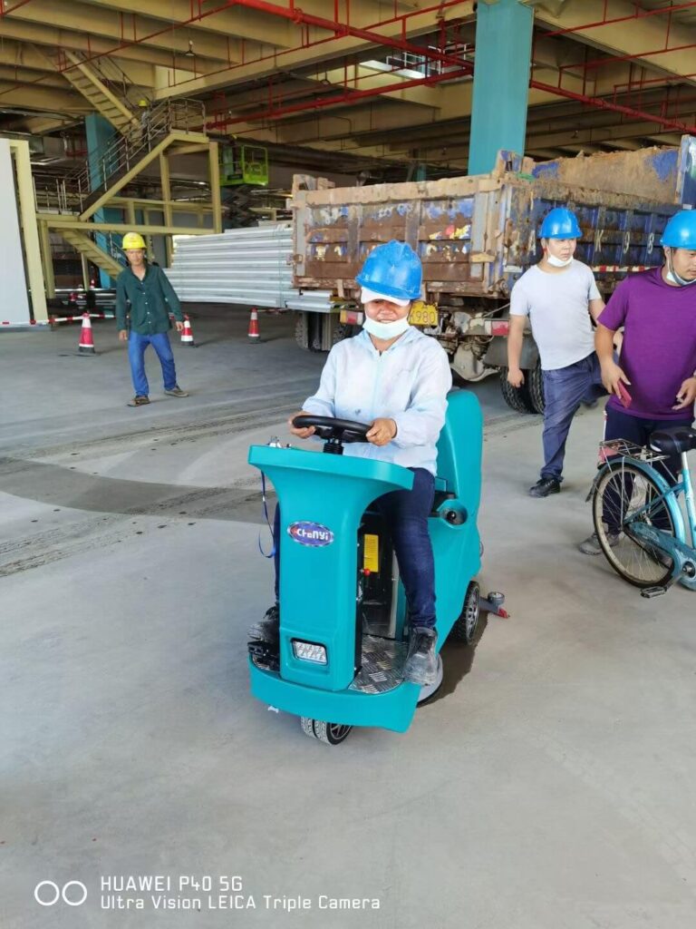 CY Compact Rider Scrubber DC530 (2)