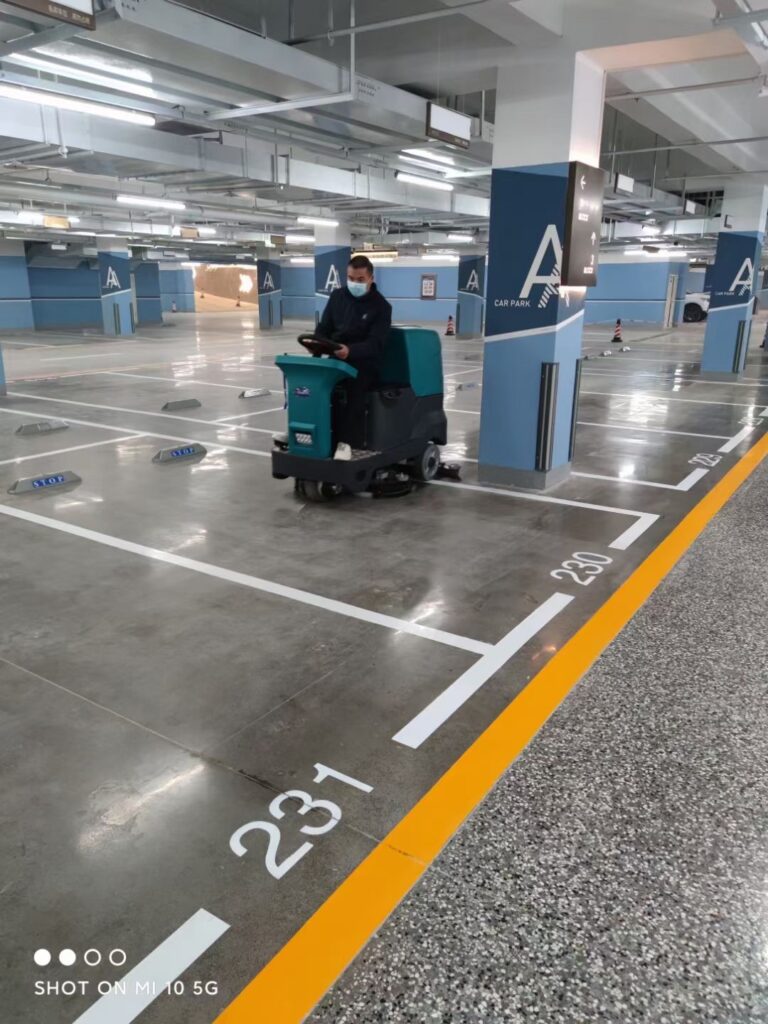 CY Larger Rider Scrubber speedy clean for parking garage