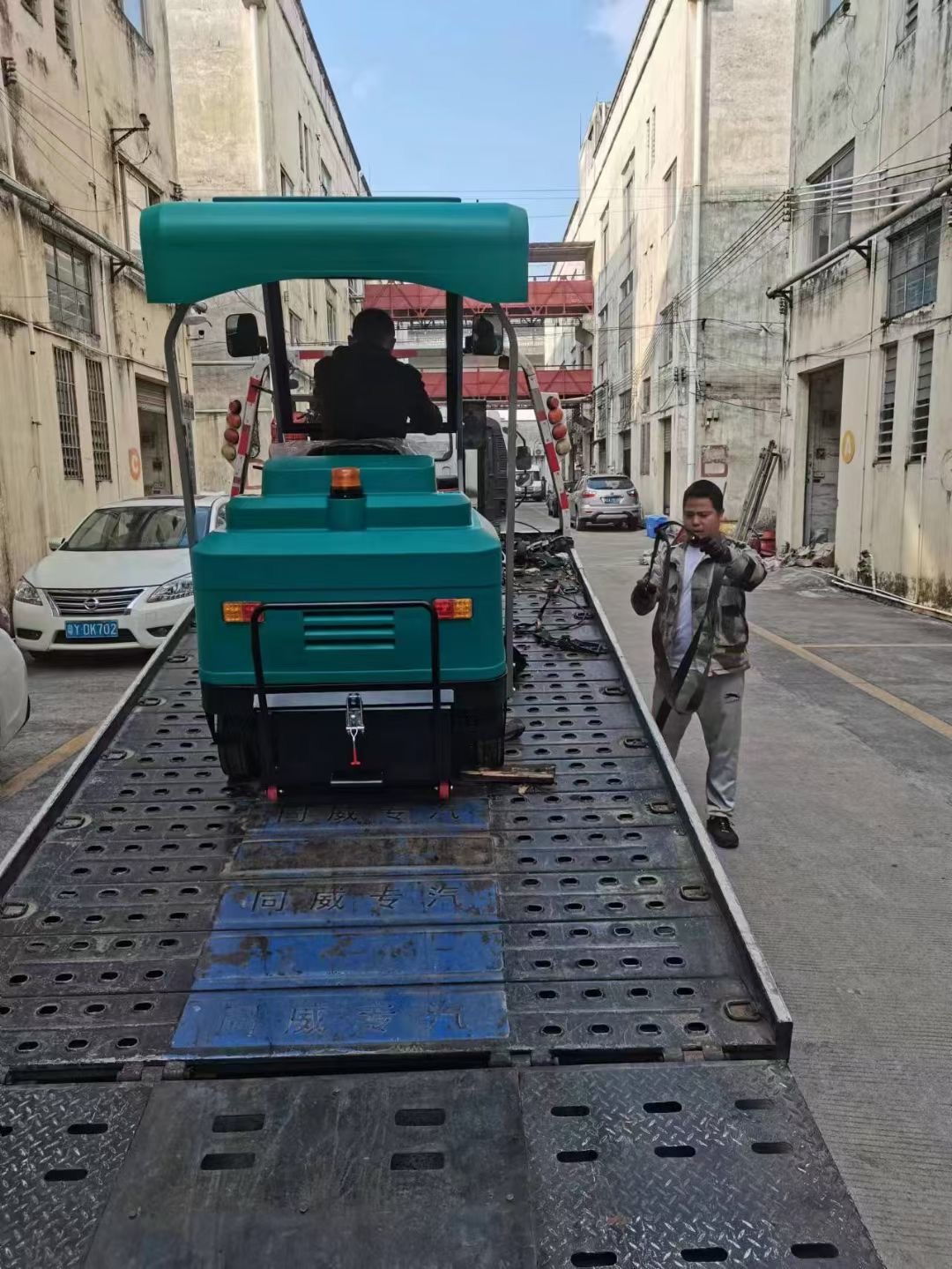 Industrial rider sweeper with more performance & productivity